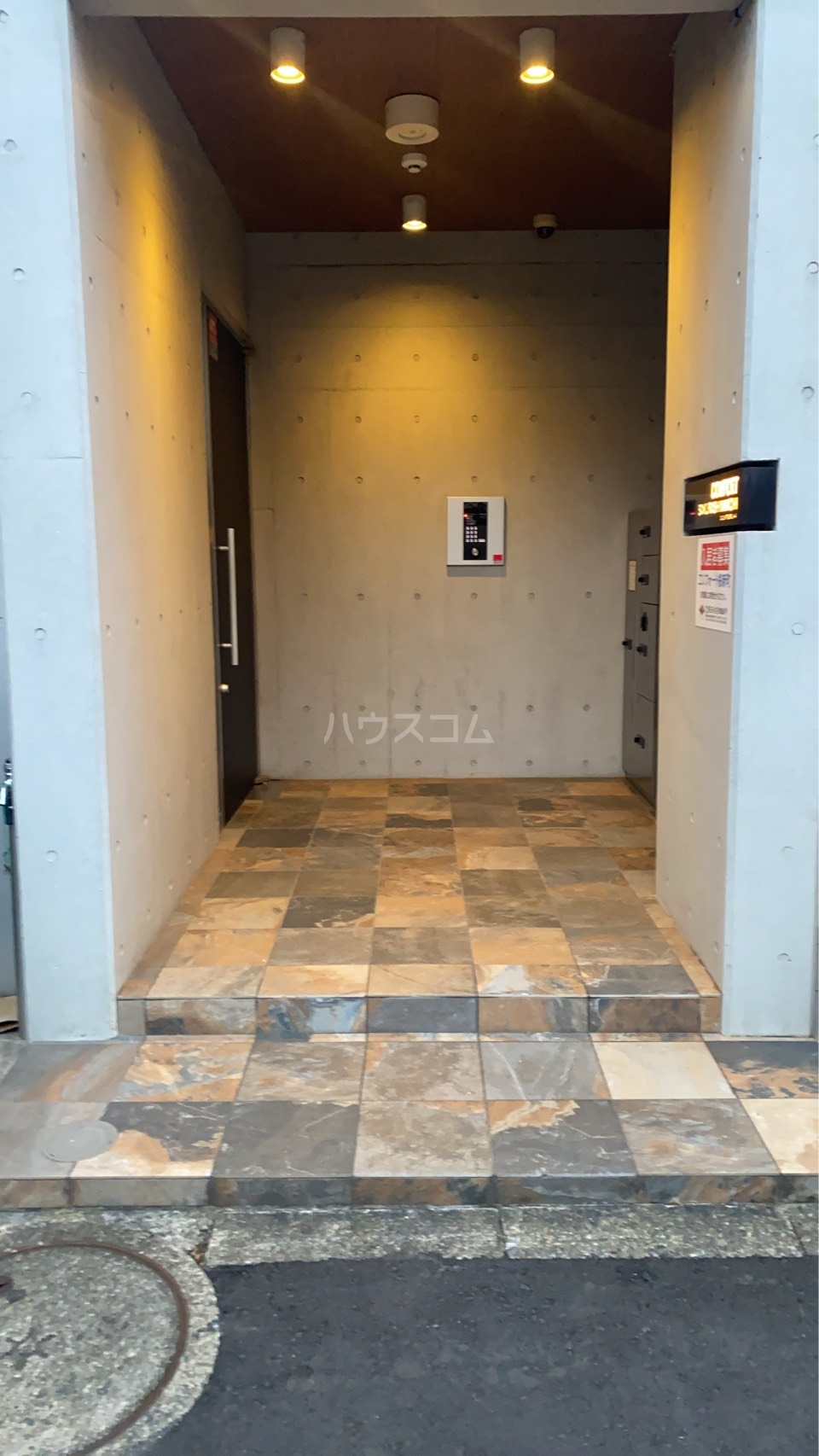 27/30 エントランス