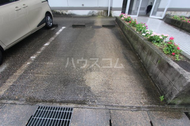 27/30 駐車場