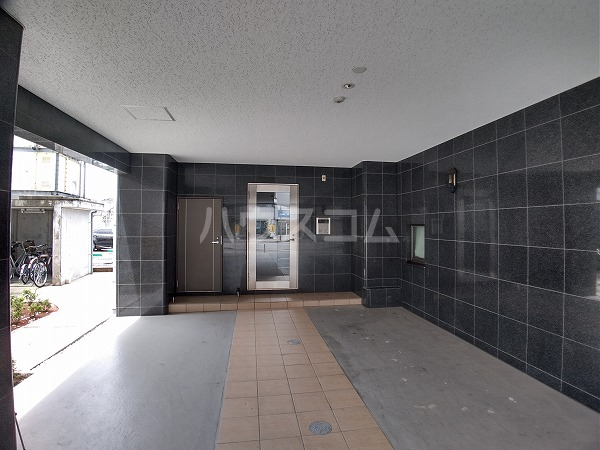 25/30 エントランス