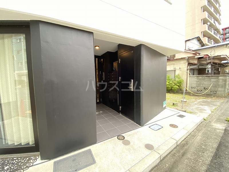 27/30 エントランス