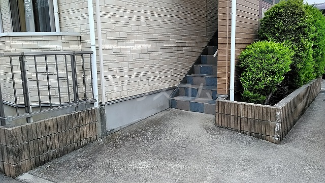 23/30 エントランス