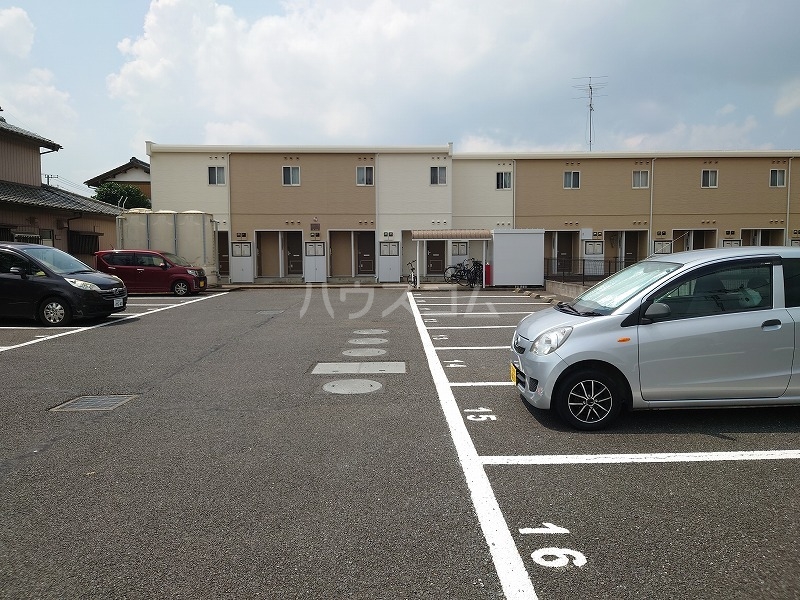 18/28 駐車場