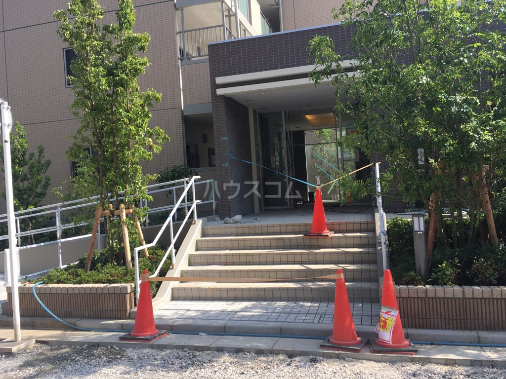 27/30 エントランス