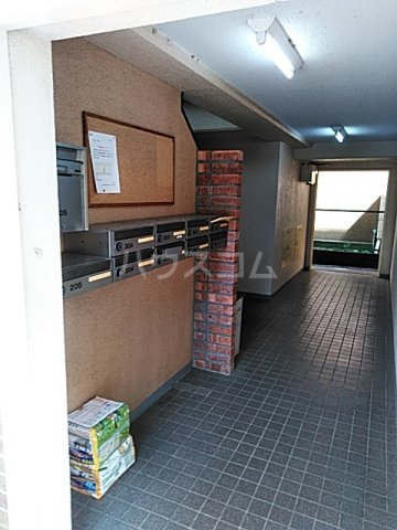 27/30 エントランス