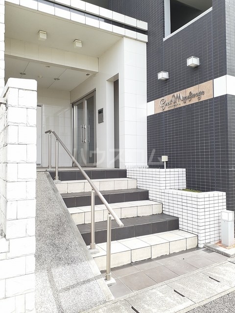 13/20 エントランス