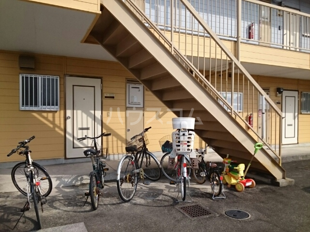 15/23 エントランス