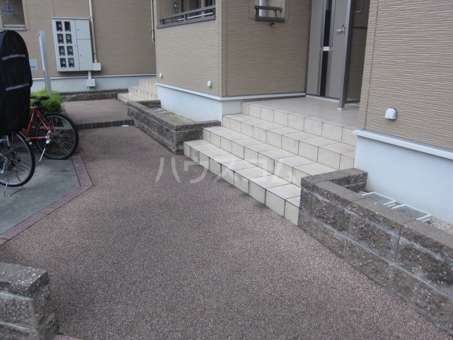 27/30 エントランス