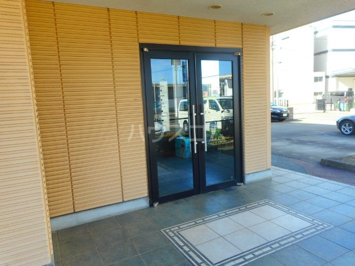 13/22 エントランス