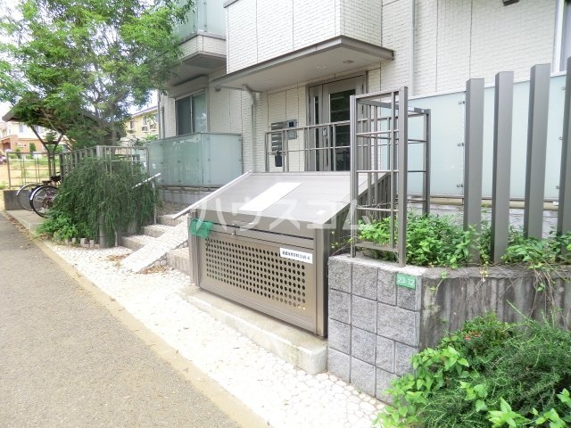 18/27 エントランス