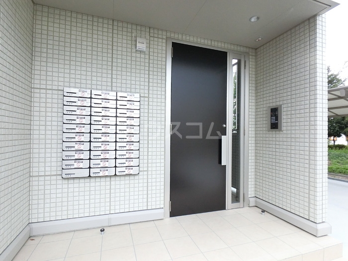 16/23 エントランス