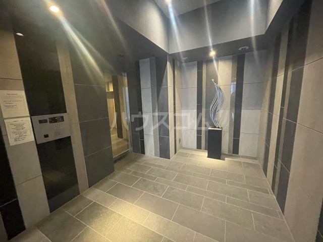 27/30 エントランス