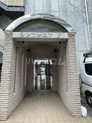 27/29 エントランス