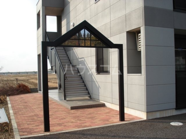 23/27 エントランス