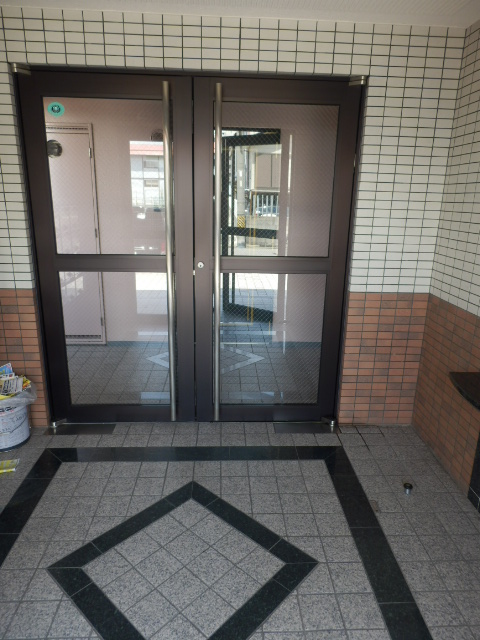 21/30 エントランス