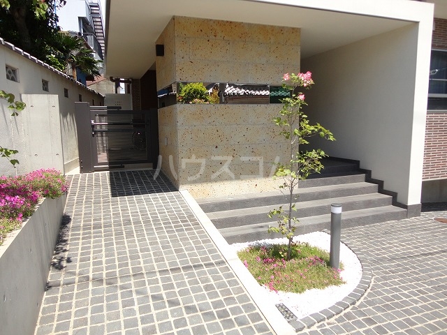 28/30 エントランス