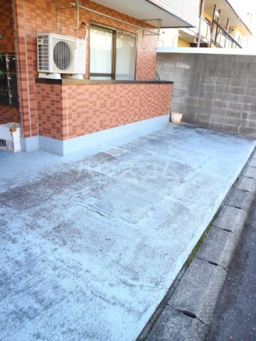 27/30 駐車場
