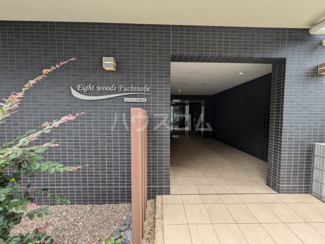 27/30 エントランス