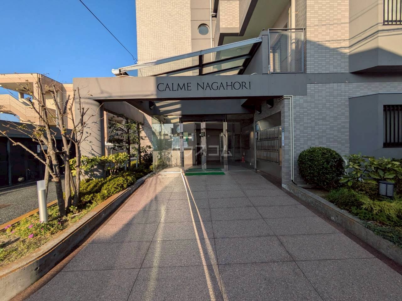 27/30 エントランス