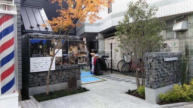 27/30 エントランス