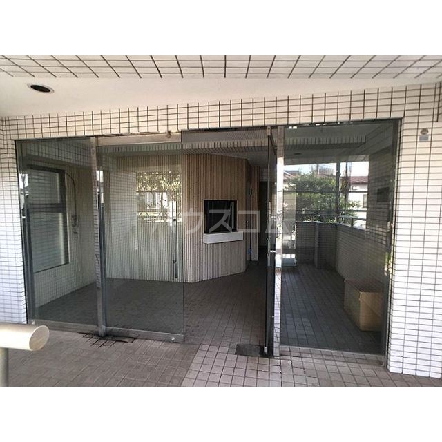 23/27 エントランス