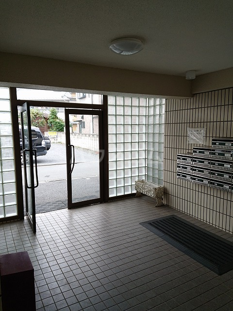 27/30 エントランス