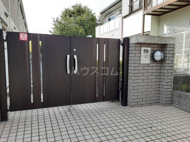 26/27 エントランス