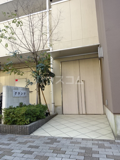 24/27 エントランス