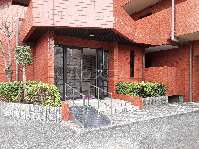 28/30 エントランス