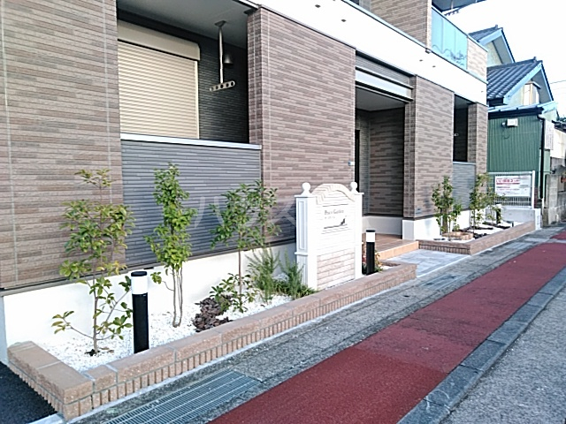 16/23 エントランス