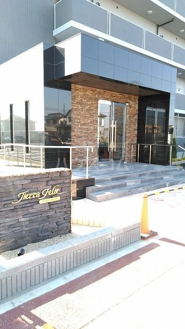 27/30 エントランス