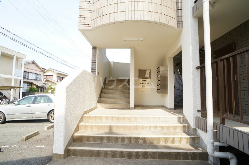 23/30 エントランス