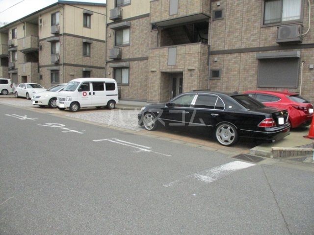 2/3 駐車場