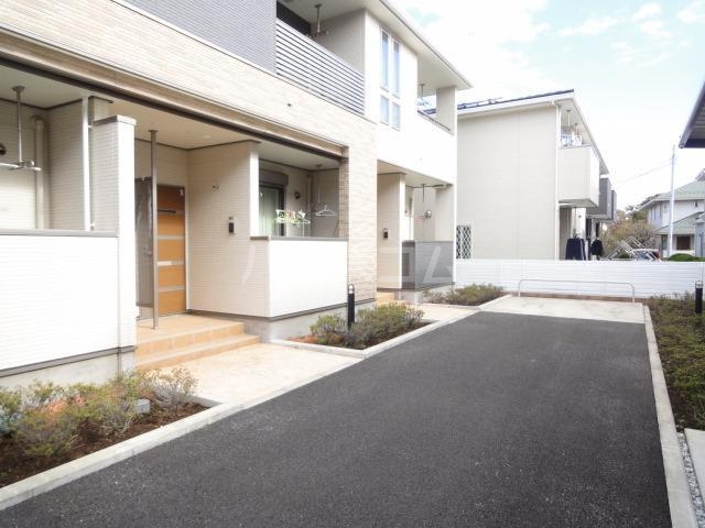 16/23 エントランス