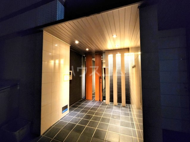 27/30 エントランス