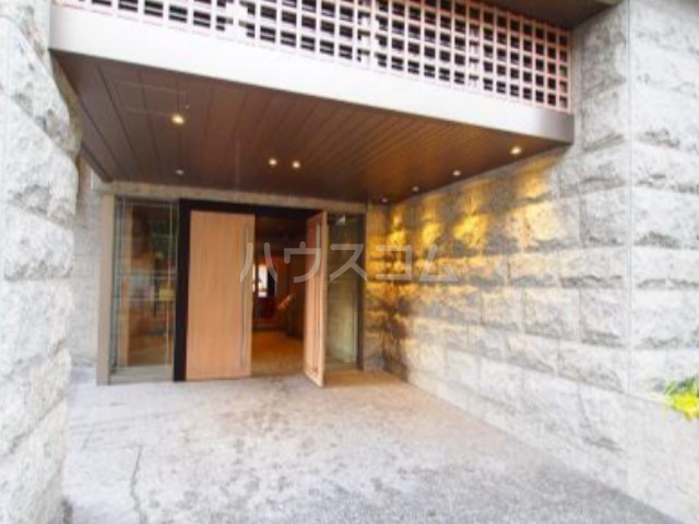 13/18 エントランス