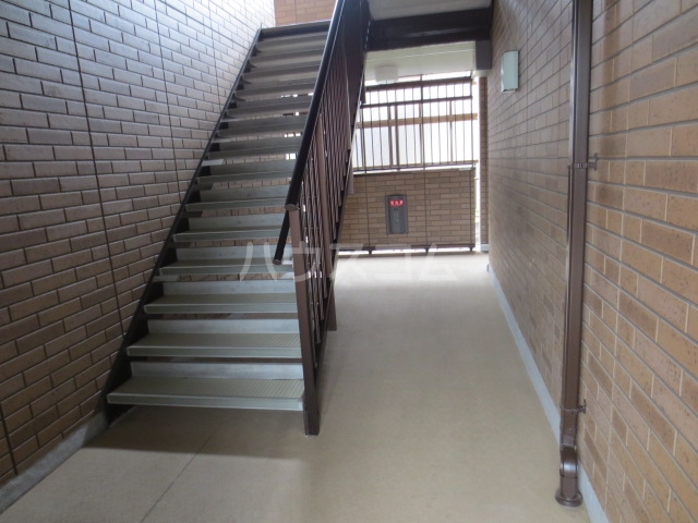 21/30 エントランス