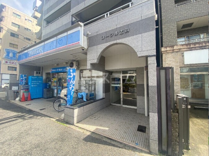 23/30 エントランス