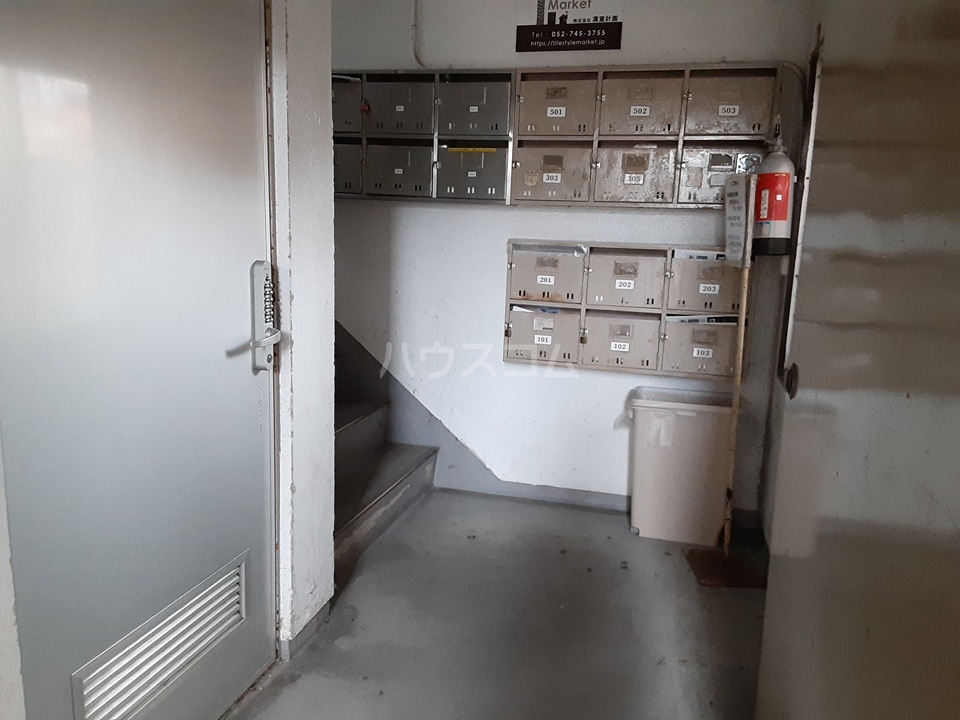 25/30 エントランス