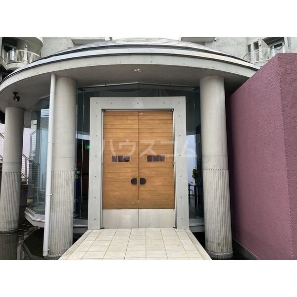 27/30 エントランス