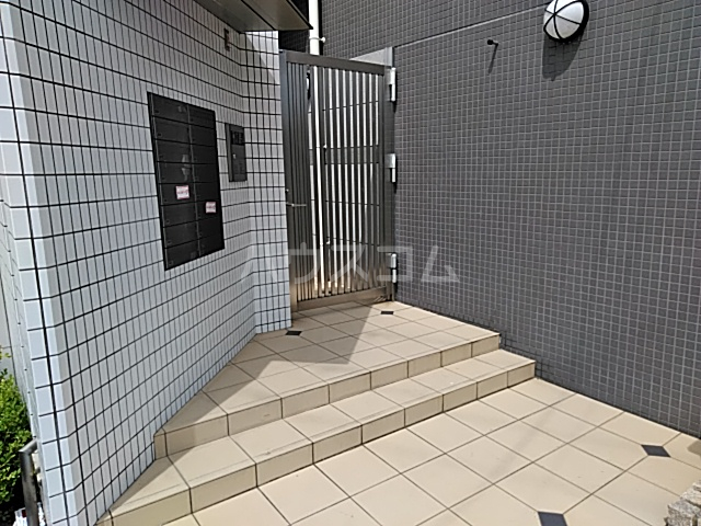 28/30 エントランス