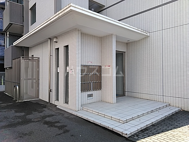 27/30 エントランス