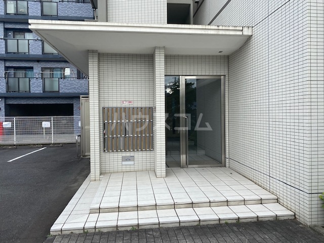 24/30 エントランス