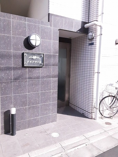 22/28 エントランス