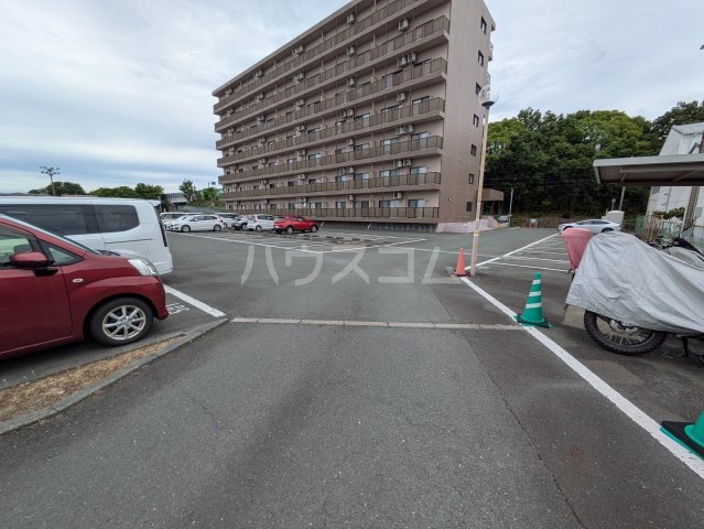 27/30 駐車場
