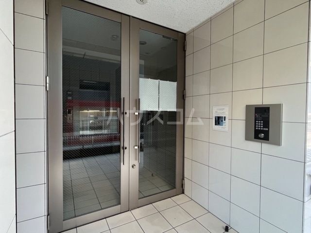 23/30 エントランス