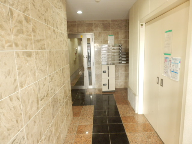 22/27 エントランス