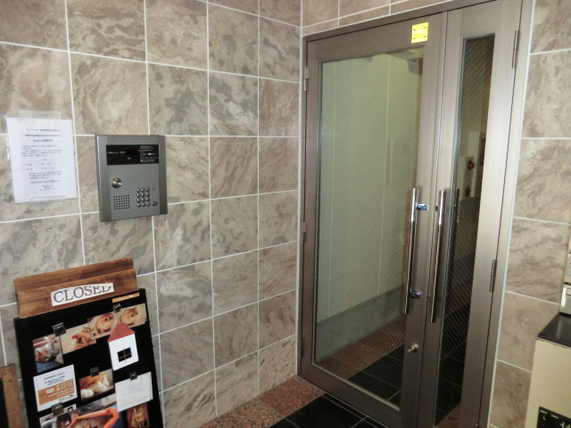 22/27 エントランス