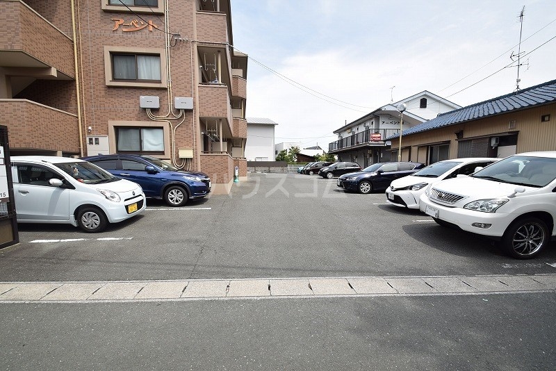 18/27 駐車場