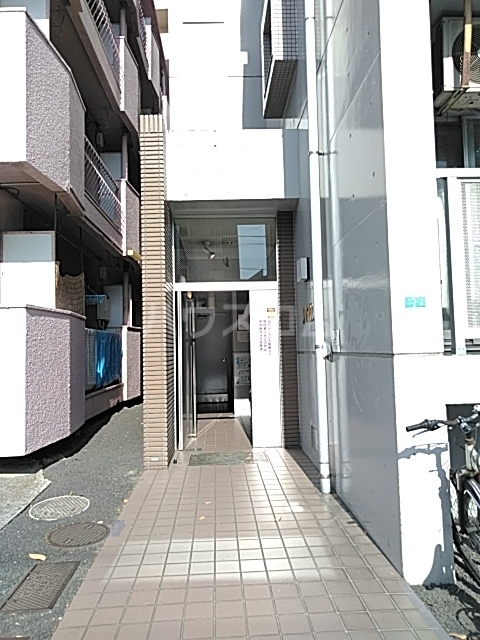 23/30 エントランス