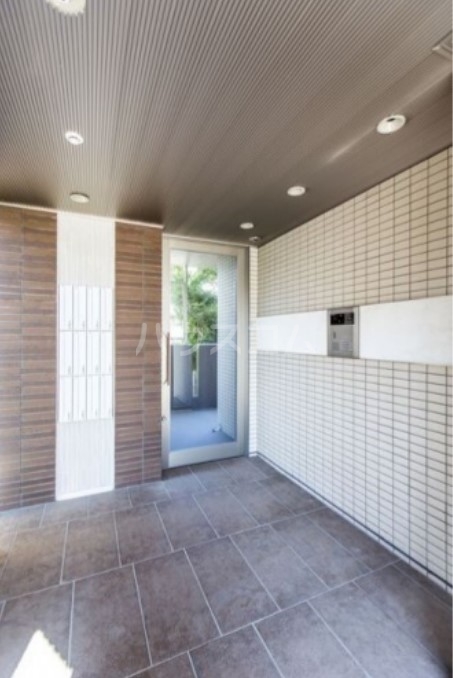 19/30 エントランス